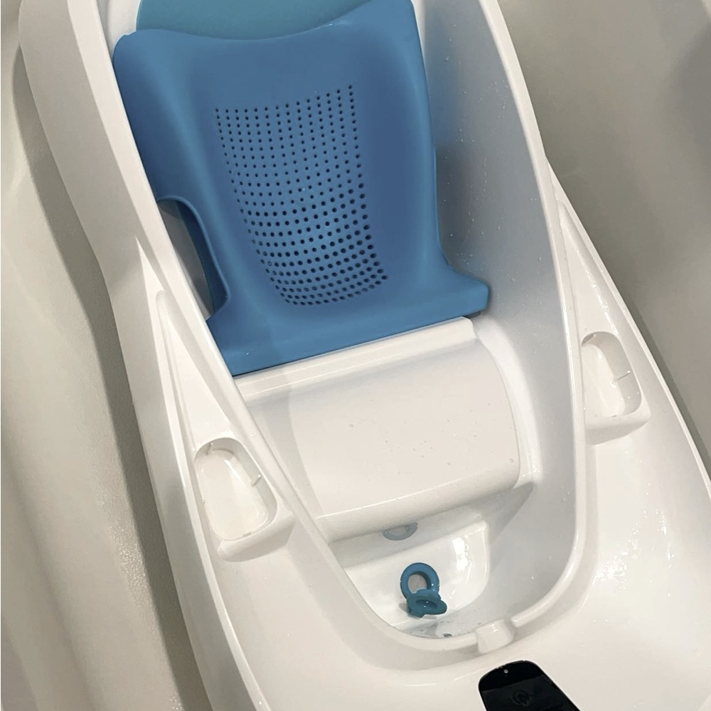 The 4moms® Cleanwater Tub features a unique design